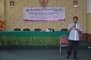 Ahmad Yani, M. Ag menyampaikan materi dalam acara Sertijab dan Upgrading HMJ PGRA FITK IAIN Syekh Nurjati Cirebon Tahun 2016.
