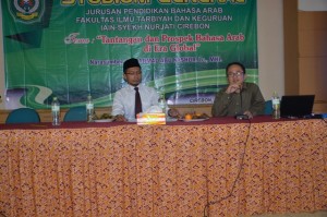 K.H. Abu Nashor, Lc,. MHI mendampingi Narasumber Asep Adi Ismanto, M. Pd dalam acara Studium General Jurusan PBA FITK IAIN Syekh Nurjati Cirebon Tahun 2016.