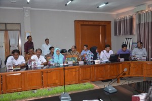 Kepala LPM IAIN Syekh Nurjati Cirebon Dr. Septi Gumiandari, M. Ag memaparkan secara singkat tujuan dari diterbitkannya Buku Panduan Pelaksanaan dan Pelaporan Kegiatan.