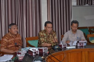 Dr. H. Sumanta, M. Ag (Rktor IAIN) membuka acara Pembahasan Standarisasi Pelaksanaan dan Pelaporan Kegiatan di lingkungan IAIN Syekh Nurjati Cirebon Tahun 2016.