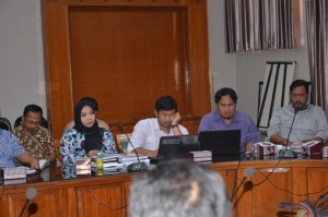 Kabag Keuangan dan Perencanaan H. Maman Abdurahman, MM menghadirkan Team Keuangan dan Perencanaan dalam acara Pembahasan Standarisasi Pelaksanaan dan Pelaporan Kegiatan.