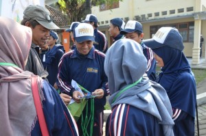 Fuad Nawawi, MA bersama Mustofa, M. Ag membagikan Kartu Peserta kepada Duta IAIN Syekh Nurjati Cirebon.