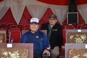 Dr. H. Farihin, M. Pd (Wadek III IAIN Syekh Nurjati Cirebon) didampingi Drs. H. Muzaki, M. Ag dalam acara Opening Ceremony IPPBMM ke VI PTKIN se Jawa dan Madura Tahun 2016.