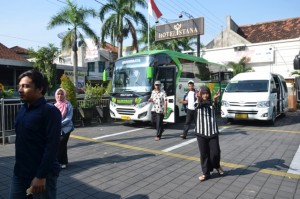 Duta IAIN Syekh Nurjati Cirebon sampai di tempat pemondokan yang akan menjadi tempat istirahat selama melaksanakan kegiatan IPPBMM ke VI PTKIN se Jawa dan Madura Tahun 2016 di IAIN Tulungagung Jawa Timur.