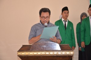 DEkan FITK IAIN Syekh Nurjati Cirebon Dr. Ilman Nafi'a, M. Ag melantik Kepengurusan DEMA dan HMJ Masa Khidmat 2016-2017.