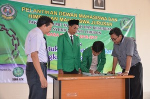 Serah terima kepengurusan DEMA dan HMJ FITK IAIN Syekh Nurjati Cirebon Masa Khidmat 2016-2017 disaksikan Dr. Ilman Nafi'a, M. Ag (Dekan) dan Dr. Nuryana, M. Pd (Wadek III).
