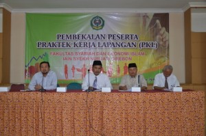 Ilham Bustomi, M. Ag sebagai penanngungjawab kegiatan pembekalan bagi peserta PKL FSEI IAIN Syekh Nurjati Cirebon Tahun 2106.