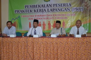Dekan Fakultas Syariah dan Ekonomi Islam memberikan sambutan dalam acara pembekalan peserta PKL Tahun 2016.