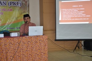 Wadek I FSEI Dr. H. Kosim, M. Ag memberikan Pengarahan dalam acara Pembekalan peserta PKL FSEI Tahun 2016.