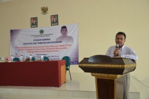 Dekan FITK IAIN Syekh Nurjati Cirebon Dr. Ilman Nafi'a, M. Ag memberikan sambutan dalam acara Studium General FTIK Tahun 2016.