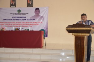 Wadek III FITK IAIN Syekh Nurjati Cirebon Dr. Nuryana, M. Pd dalam acara Studium General FITK Tahun 2016.