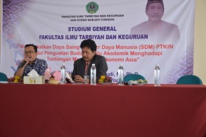 Wadek I FITK IAIN Syekh Nurjati Cirebon mendampingi Prof. H. Yudian Wahyudi, MA., PHD. (Narasumber) beliau sebagai Moderator