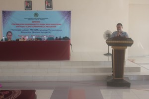 Dekan FITK Dr. Ilman Nafi'a, M. Ag memberikan sambutan dalam acara Seminar Peningkatan Wawasan Keilmuan bagi Mahasiswa FITK IAIN Syekh Nurjati Cirebon Tahun 2016.