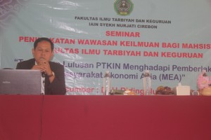 Dr. H. Diding Nurdin, M. Pd (Dosen UPI Bandung) sebagai Narasumber dalam acara Seminar Peningkatan Wawasan eilmuan bagi Mahasiswa FITK IAIN Syekh Nurjati Cirebon Tahun 2016.