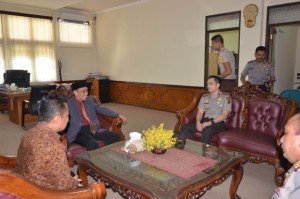 Dr. H. Sumanta, M. Ag Rektor IAIN menyambut Kapolres Cirebon Kota AKBP Indra Jafar, S.Ik., SH beserta rombongan diruang kerja beliau.