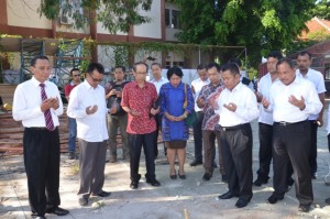 Berdoa bersama dipimpin Wakil Rektor III Dr. H. Farihin , M. Pd pada acara peletakan batu pertama pembangunan Gedung Perkuliahan SBSN Tahun 2016.