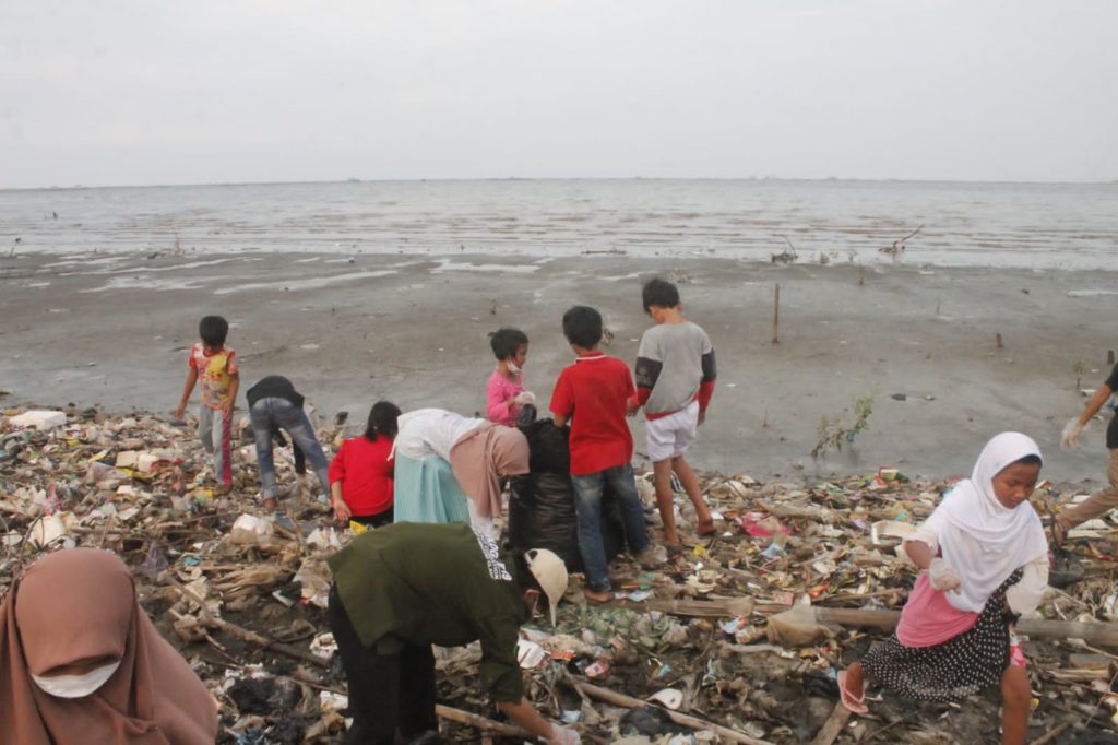Mahasiswa Tadris Biologi IAIN Cirebon Gelar Sejumlah Kegiatan Pengabdian Masyarakat di pesisir Pantai Kesenden