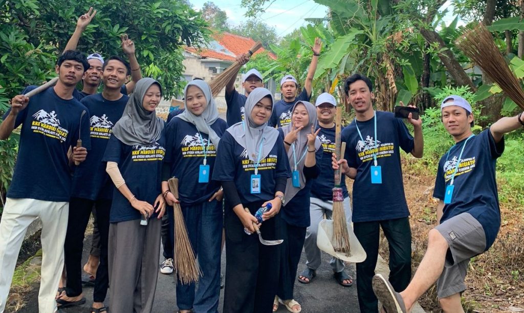 Mahasiswa KKN Mandiri Inisiatif IAIN Syekh Nurjati Cirebon, Menggelar Aksi Bersih-bersih Sampah di Desa Paniis