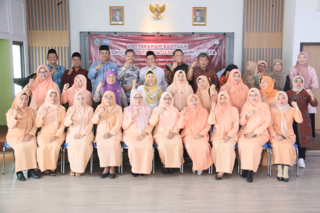 Penyerahan Bantuan Kepada Anak Yatim dan Kaum Dhuafa dalam rangka memperingati HUT DWP IAIN Cirebon Ke-24 dan Hari Ibu Ke-95