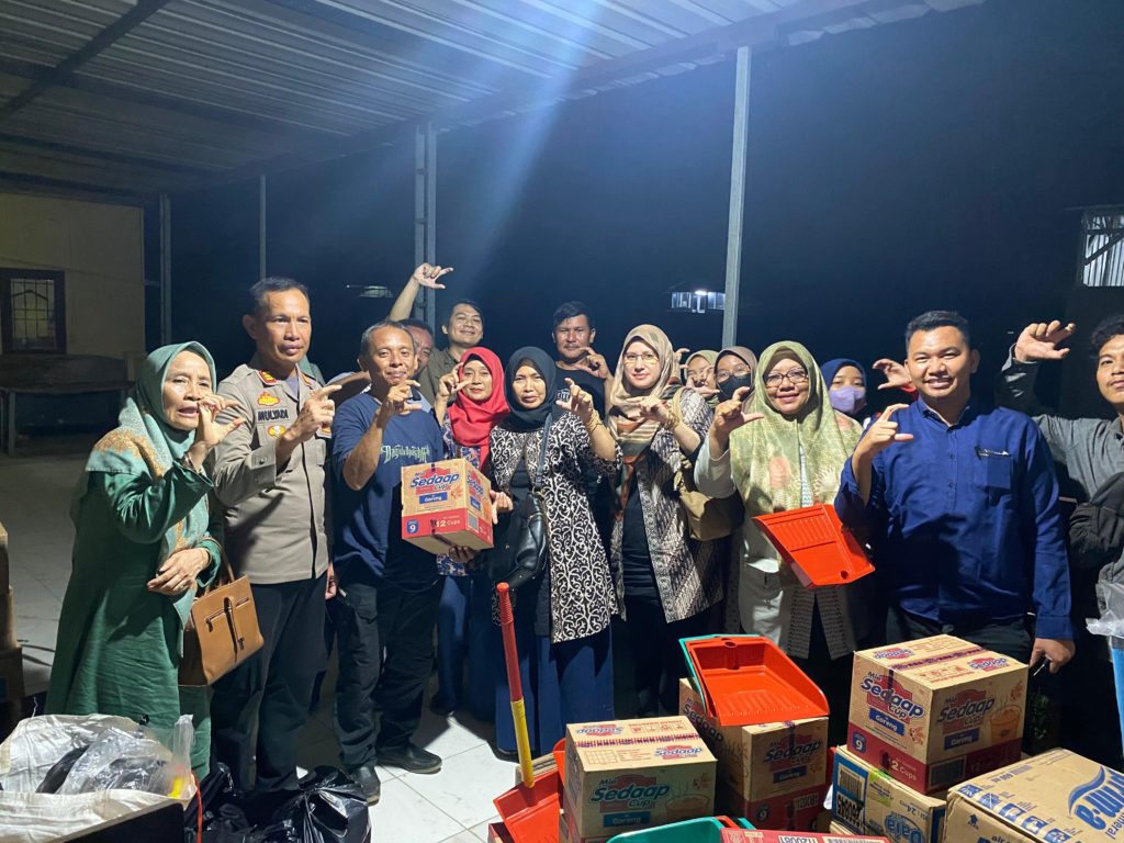 Dharma Wanita Persatuan  IAIN Syekh Nurjati Cirebon Berikan Bantuan untuk Korban Banjir di Cirebon Timur