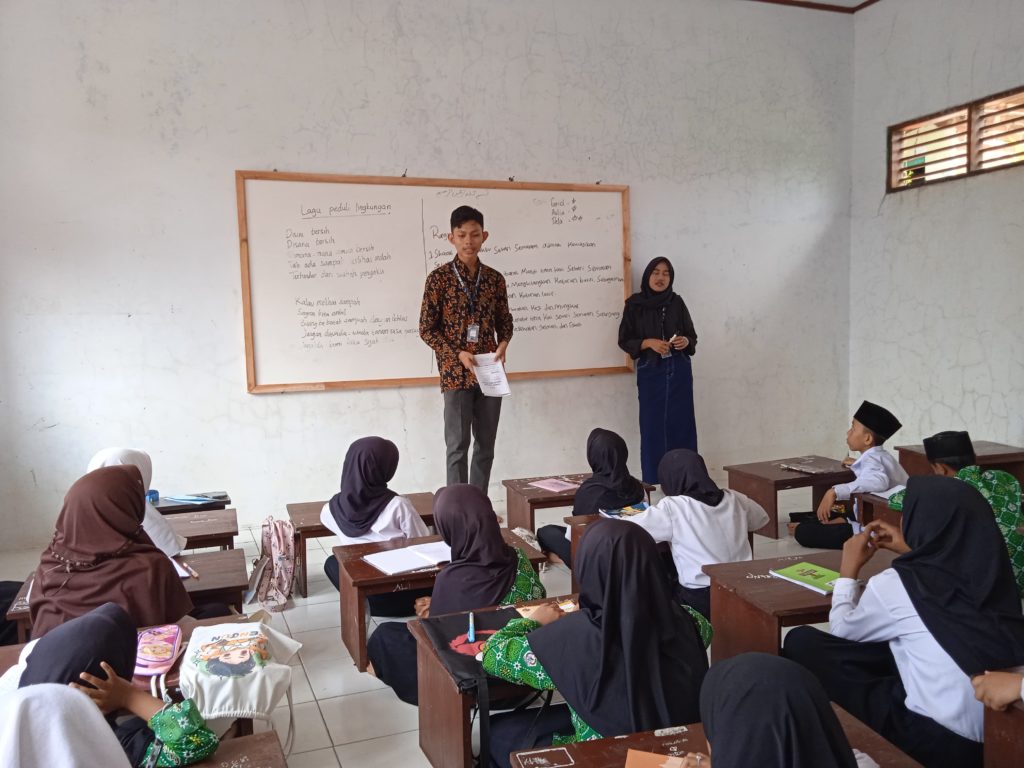 Investasi Jangka Panjang Terus Berlanjut, KKN 88 Gelar “Pendidikan Tentang Sampah” di Madrasah Tanfirut Tughyan